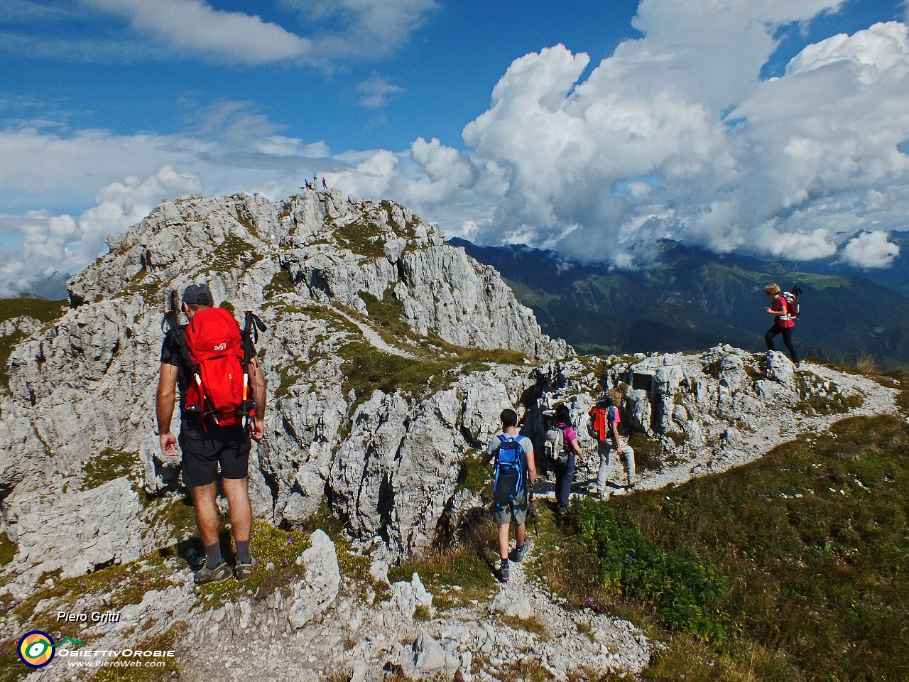 41 Quattro passi in cresta di vetta....JPG